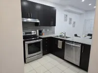 Beautiful three bedroom house in Pickering Hotels in Пікерінг