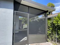 Just renovated modern king bedroom unit 2 miles from 5th ave