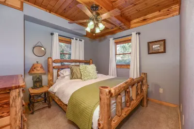 STUNNING CABIN & VIEWS — Theater, Hot Tub & more! Hotels near Little Greenbrier School