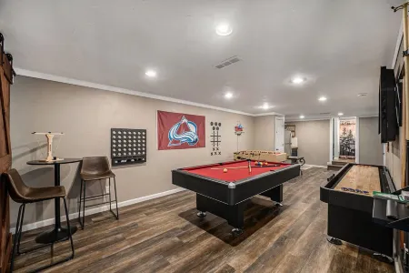 Spacious Mtn Cabin- with HOT TUB, Game room, Skiing, rafting, views and more!