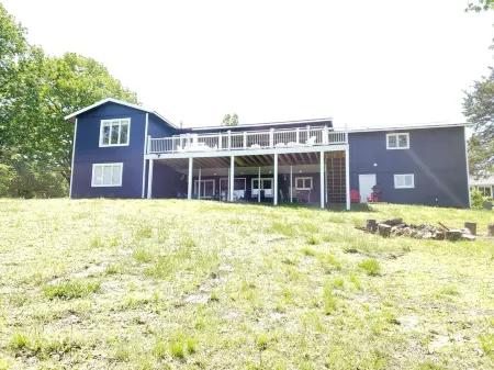 Lakefront - Gentle Slope to Water - Sleeps 18