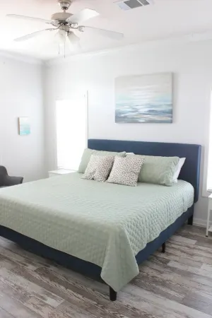 Beach Getaway at 2 Pelicans – Walk to the Water Отели рядом с достопримечательностью «Crystal Beach Spot»