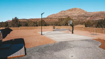 Entire Duplex - Sleeps 10 - Mountain View & Sport Court - Close to Zion NP