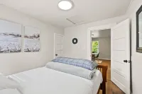 2-Bedroom Bungalow nestled close to Urban Centers Hotels near Vancouver Land Bridge