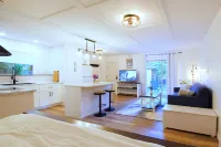 Lil Q Modern Cottage - 3 min from the beach! Hotels in Nanaimo G