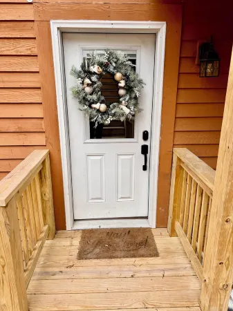 New 2 Bedroom Condo /Walk to Beech Mountain Ski Resort/Game Room/Fireplace