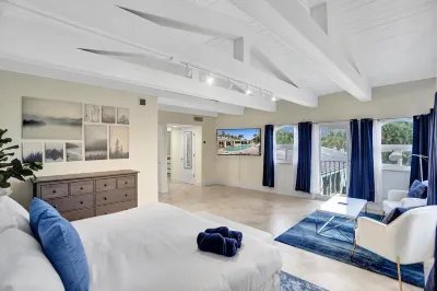 Waterfront 6BR Heated Pool Jacuzzi Close To Beach