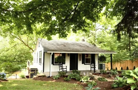 Quiet Cottage - Hot Tub and Creek mins from City