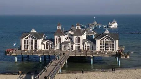 Individual and child-friendly thatched house with private garden, inc bed linen