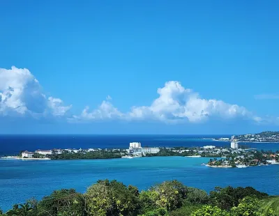 Two Bedroom cottage overlooking the city of Montego Bay Jamaica. Great View! Hotel di 