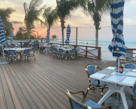 Relax in a beautifully renovated beach villa on a legendary beach!