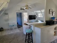 Cozy Cottage- Bright, 2 Bedroom- Great Location