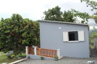 Furnished champacs F3 calm and fully equipped including 2 bedrooms, veranda, parking, Hôtels à proximité de : Fenêtre des Makes