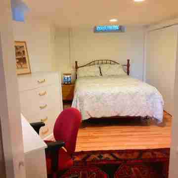 Panoramic view, large deck, ground floor apartment, walk to subway and beach Rooms
