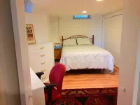 Panoramic view, large deck, ground floor apartment, walk to subway and beach