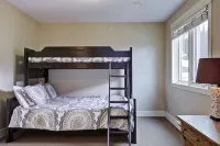 LUXURY Ski IN/OUT from Arnica Lodge at SilverStar Отели рядом с достопримечательностью «BX Creek & Falls Trail»