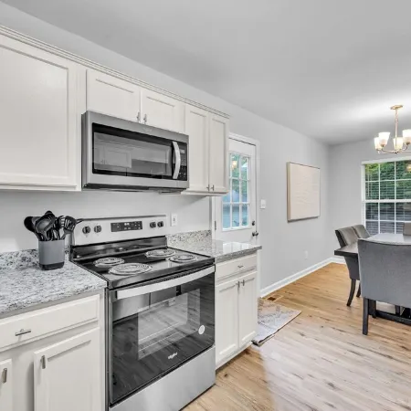 Cozy Modern Home, Prime Location, Sleeps 8