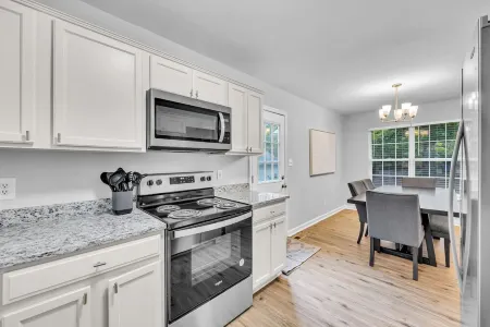 Charming & Modern Home / Prime Location / Sleeps 8