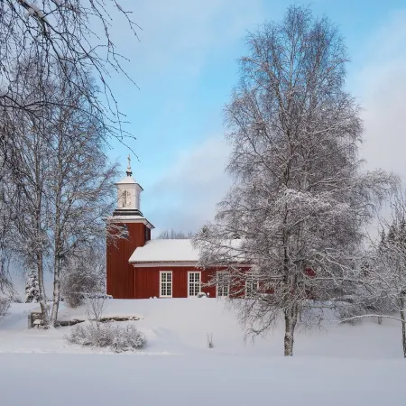 Idyllic sunny lakeside location with only 20 m to the private jetty and boat.