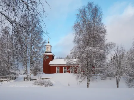 Idyllic sunny lakeside location with only 20 m to the private jetty and boat. Отели в г. Сунне