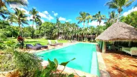 Walk to the beach from Tropical luxury Villa. - С бассейном
