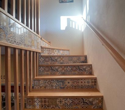 A Quiet Stone House의 따뜻한 분위기