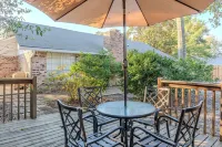 Vibrant King Bed Suite, Fast Wi-Fi, Multiple TVs, Custom Mural, Close to Beach!