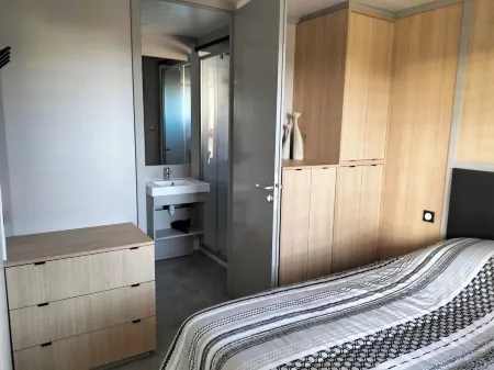 Quiet chalet in a residential leisure park near Marseillan Отели в г. Помероль