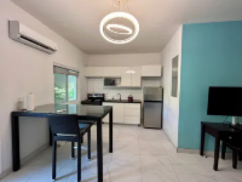 Cozy studio with AC and WiFi in soothing Venetian Road Settlement