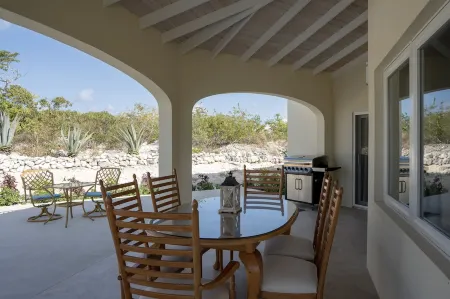 Island Escape- Long Bay Beach , private pool