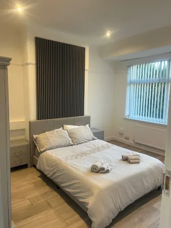 Cozy Sale Apartment Retreat Отели рядом с достопримечательностью «Парк Сейл Уотер»