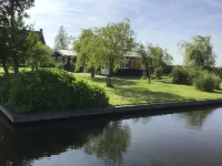 Spend the night on the water in Tiny House / Trekkershut Comfort / Mini Bungalow Hotel a Leimuiden
