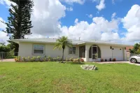 Newly renovated pool home in the heart of Naples<br> Hotels near The Church of Jesus Christ of Latter-day Saints