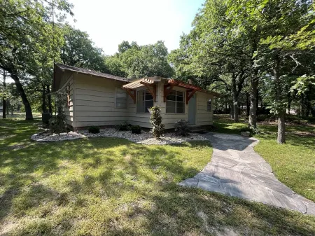 Owl Hoot Lake Retreat- Dock, beach & wooded spring/summer haven!