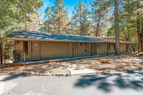 The Fainting Couch Hotels in Cobb