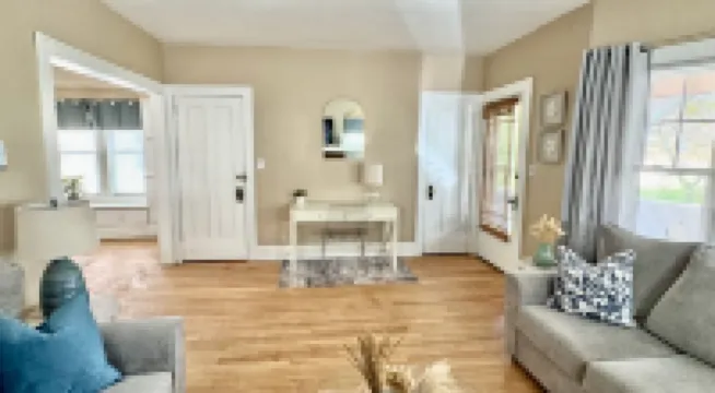 Farmhouse In The City CLE Clinic-Long Stays Welcome - 2bd/1bth WiFi, Full Kitch 謝克海茨酒店