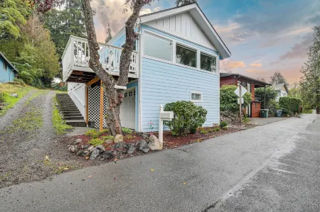 Spanaway Lakefront House: Dock, Fire Pit Отели в г. Спанауэй