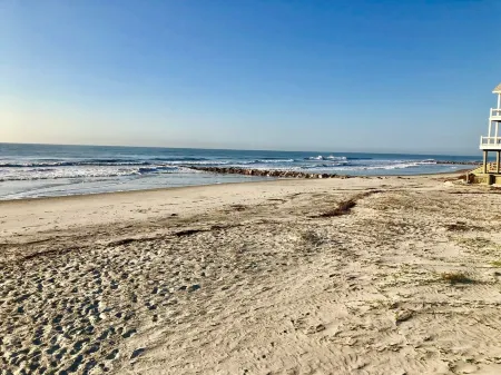 SunsetShack Folly Beach House on Pond --PET FRIENDLY--1 Block to beach Отели рядом с достопримечательностью «Фоли Бич»