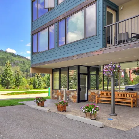 Comfortable Cozy Condo - Short Walk to American Eagle Lift - SH402 by RedAwning