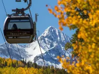リビングルームからの雪景色、2つの駐車スペース、スキーまで歩く 1 ベッドルーム コンドミニアム バイ レッドオーニング テルユライドのホテル