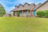 Family-Friendly Ozarks Getaway < 21 Mi to Branson! - parking