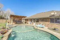 Swim and Unwind Pet-Friendly Home in Spring! - Family