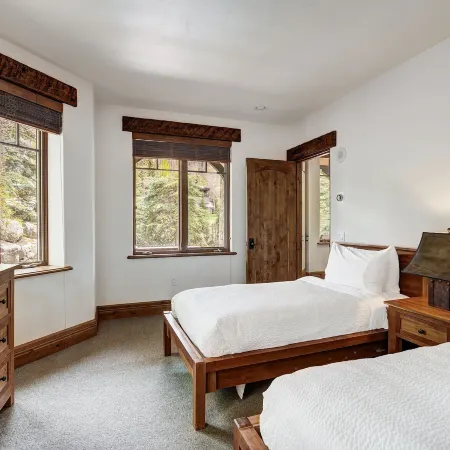 5Br Alpine Luxury Home with Private Hot Tub by RedAwning - Save 20% on 7+ Nights!