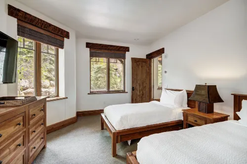 5Br Alpine Luxury Home with Private Hot Tub by RedAwning - Save 20% on 7+ Nights!