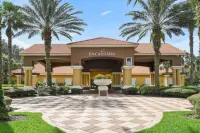 Amazing Three Bedrooms w Spa Jacuzzi Close Disney Encantada 3012