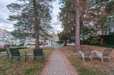 Charming Belmont Condo Near Boston 2 Bedroom Condo Отели рядом с достопримечательностью «Watertown Dam»