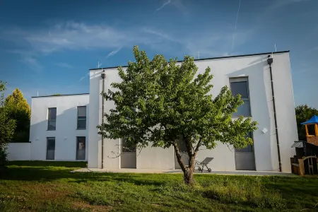 Dorfmeister Business Hotel B&B Отели рядом с достопримечательностью «Арена Нова»