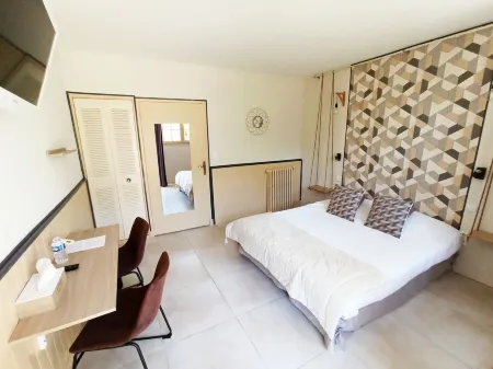 Logis Hotel le Prince Noir Отели в г. Эгийон