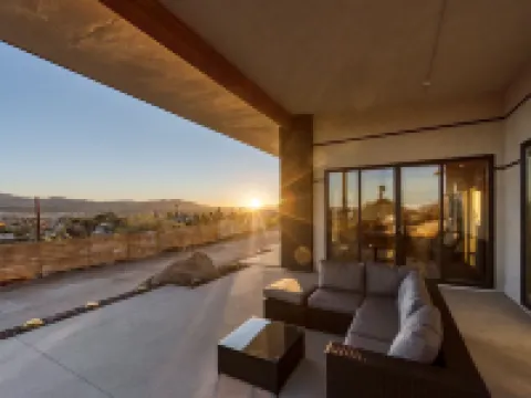 Desert Ridge - Hot Tub, Fire Pit, BBQ, Out Door Shower & Incredi 2 Bedroom Home by RedAwning 絲蘭谷酒店