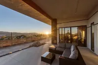Desert Ridge - Hot Tub, Fire Pit, BBQ, Out Door Shower & Incredi 2 Bedroom Home by RedAwning Hotel di Yucca Valley